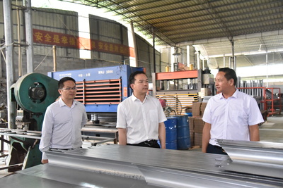 許鐘央調(diào)研產(chǎn)業(yè)發(fā)展情況